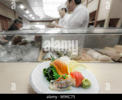 Sushi Platte, ein typisch japanisches Restaurant Stockfoto