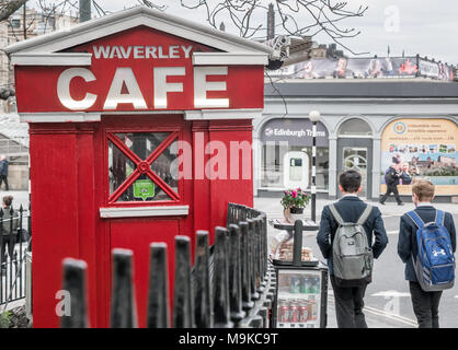 Umgebaute Polizei-Call-Box, Waverley Bridge, Edinburgh, Schottland, Großbritannien, mit Schulboys tragen Rucksäcke zu Fuß vorbei Stockfoto