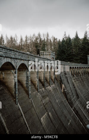 Laggan Dam und Roy Bridge auf dem Fluss Spean in den schottischen Highlands, Schottland. Stockfoto