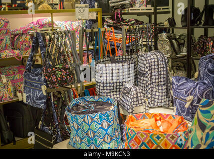 Die Vera Bradley Boutique in Macy's Flaggschiff Kaufhaus in der Herald Square in New York während des 44. jährlichen Macy Flower Show am Sonntag, 25. März 2018. (Â© Richard B. Levine) Stockfoto