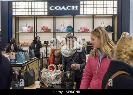 Der Coach Boutique in Macy's Flaggschiff Kaufhaus in der Herald Square in New York während des 44. jährlichen Macy Flower Show am Sonntag, 25. März 2018. (Â© Richard B. Levine) Stockfoto