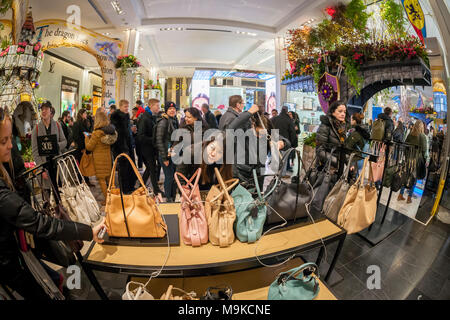 Der Coach Boutique in Macy's Flaggschiff Kaufhaus in der Herald Square in New York während des 44. jährlichen Macy Flower Show am Sonntag, 25. März 2018. (Â© Richard B. Levine) Stockfoto