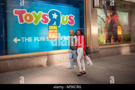 Schilder auf dem Fenster der Toys R Us store am Times Square in New York am Freitag, 23. März 2018 bekannt geben, dass der Laden geschlossen wird und die Liquidation hat begonnen. Toys R Us ist zu liquidieren und schließen alle 735 seiner Stores in den USA. Der CEO von MGA Entertainment, Isaac Larian, dem Hersteller der Bratz Puppen, kündigte eine Bürgschaft von 200 Millionen $, und die Schaffung eines GoFundMe Kampagne, auf etwa 400 der 735 Filialen schliessen speichern. (Â© Richard B. Levine) Stockfoto