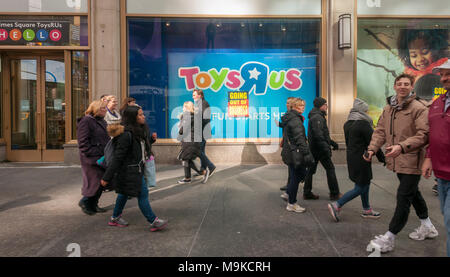 Schilder auf dem Fenster der Toys R Us store am Times Square in New York am Freitag, 23. März 2018 bekannt geben, dass der Laden geschlossen wird und die Liquidation hat begonnen. Toys R Us ist zu liquidieren und schließen alle 735 seiner Stores in den USA. Der CEO von MGA Entertainment, Isaac Larian, dem Hersteller der Bratz Puppen, kündigte eine Bürgschaft von 200 Millionen $, und die Schaffung eines GoFundMe Kampagne, auf etwa 400 der 735 Filialen schliessen speichern. (Â© Richard B. Levine) Stockfoto