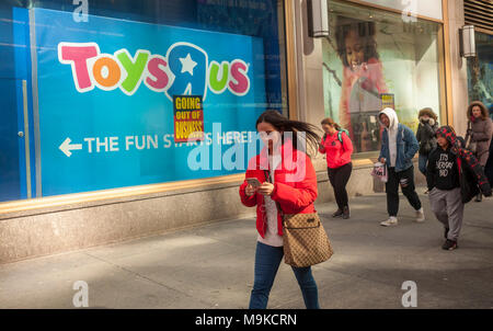 Schilder auf dem Fenster der Toys R Us store am Times Square in New York am Freitag, 23. März 2018 bekannt geben, dass der Laden geschlossen wird und die Liquidation hat begonnen. Toys R Us ist zu liquidieren und schließen alle 735 seiner Stores in den USA. Der CEO von MGA Entertainment, Isaac Larian, dem Hersteller der Bratz Puppen, kündigte eine Bürgschaft von 200 Millionen $, und die Schaffung eines GoFundMe Kampagne, auf etwa 400 der 735 Filialen schliessen speichern. (Â© Richard B. Levine) Stockfoto