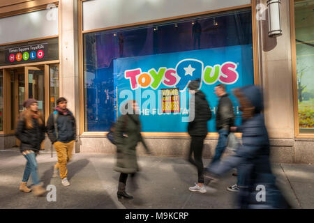 Schilder auf dem Fenster der Toys R Us store am Times Square in New York am Freitag, 23. März 2018 bekannt geben, dass der Laden geschlossen wird und die Liquidation hat begonnen. Toys R Us ist zu liquidieren und schließen alle 735 seiner Stores in den USA. Der CEO von MGA Entertainment, Isaac Larian, dem Hersteller der Bratz Puppen, kündigte eine Bürgschaft von 200 Millionen $, und die Schaffung eines GoFundMe Kampagne, auf etwa 400 der 735 Filialen schliessen speichern. (Â© Richard B. Levine) Stockfoto