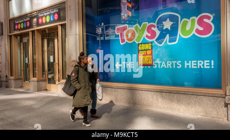 Schilder auf dem Fenster der Toys R Us store am Times Square in New York am Freitag, 23. März 2018 bekannt geben, dass der Laden geschlossen wird und die Liquidation hat begonnen. Toys R Us ist zu liquidieren und schließen alle 735 seiner Stores in den USA. Der CEO von MGA Entertainment, Isaac Larian, dem Hersteller der Bratz Puppen, kündigte eine Bürgschaft von 200 Millionen $, und die Schaffung eines GoFundMe Kampagne, auf etwa 400 der 735 Filialen schliessen speichern. (Â© Richard B. Levine) Stockfoto