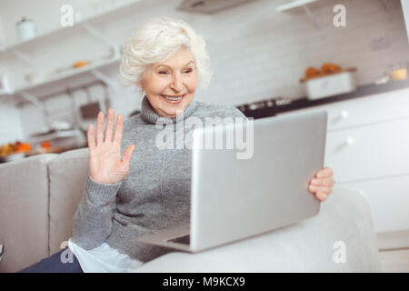 Oma lernt, mit dem Computer zu arbeiten, video chat. Innen-, Studio schießen, Home Interior Stockfoto