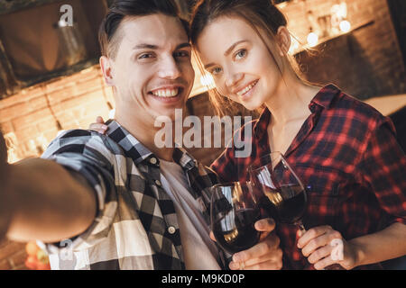Selfie Zeit. Closeup Portrait von perfekte Paar, toothy Lächeln. Hallenbad, Küche Home Interior, Studio gedreht. Stockfoto