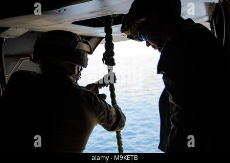 Mittelmeer (6. März 2018) US-Marines auf die taktische Recovery von Flugzeugen Personal (Trap) Team zugewiesen, 26 Marine Expeditionary Unit (MEU), beteiligen sich an fast-rope Training, an Bord der Wasp-Klasse amphibisches Schiff USS Iwo Jima (LHD7), 6. März 2018. Iwo Jima und der 26 MEU leiten naval Operations in den USA 6 Flotte Bereich der Operationen. (U.S. Marine Corps Foto von Lance Cpl. Tojyea G. Matally/Freigegeben) Stockfoto