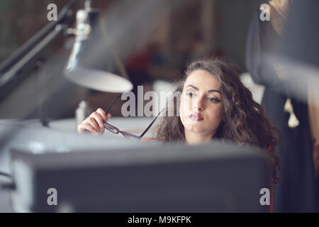 Unternehmerin beschäftigt mit ihrer Arbeit im Büro. Stockfoto