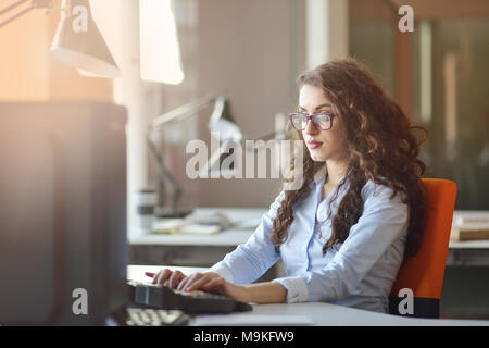 Unternehmerin beschäftigt mit ihrer Arbeit im Büro. Stockfoto