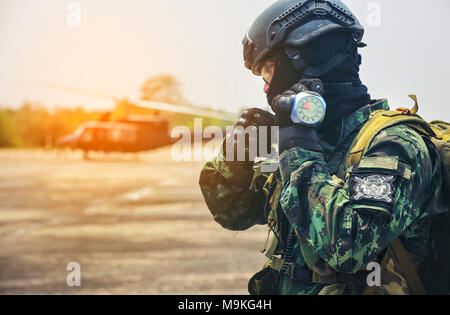 Hand in Hand mit dem fallschirmspringer Höhenmesser schließen oben mit Hubschrauber Hintergrund. Stockfoto