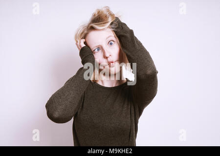 Dumme junge Frau Scherz um und Grimassen Stockfoto