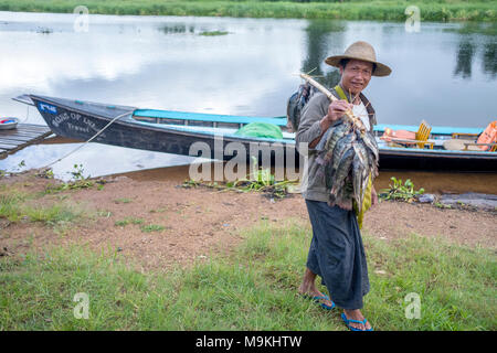 Ein Fischer mit Fisch, den er im See Inle gefangen. Tonne Hone Brücke, Shan Staat, Myanmar. Stockfoto