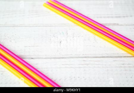 Festlicher Sommer Konzept mit Trinkhalm. Weiß Holz- Hintergrund und Kopieren. Stockfoto