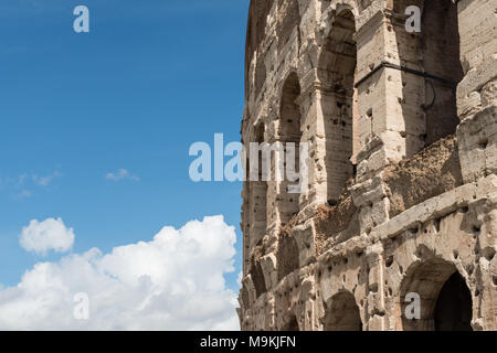 Weitwinkelbild des historischen Colosseo, beeindruckende Architektur in Rom, Italien Stockfoto