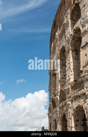 Vertikale Bild der historischen Colosseo, beeindruckende Architektur in Rom, Italien Stockfoto