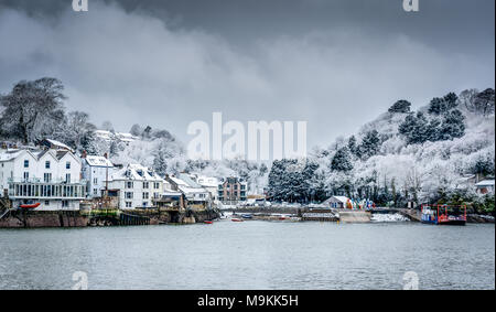 Es ist selten, dass Schnee in Cornwall zu kommen, geschweige denn entlang der Küste lassen, dieses ist, wie es schaute auf Bodinnick auf Fowey über die Mündung. Stockfoto