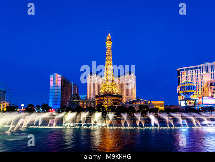 Der Brunnen Anzeige im Bellagio gegenüber der Eiffel Tower Restaurant, Las Vegas, Navarda, USA suchen Stockfoto