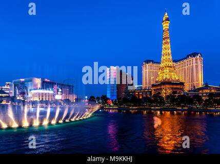 Der Brunnen Anzeige im Bellagio gegenüber der Eiffel Tower Restaurant, Las Vegas, Navarda, USA suchen Stockfoto
