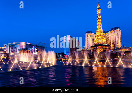 Der Brunnen Anzeige im Bellagio gegenüber der Eiffel Tower Restaurant, Las Vegas, Navarda, USA suchen Stockfoto