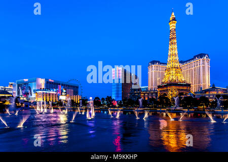 Der Brunnen Anzeige im Bellagio gegenüber der Eiffel Tower Restaurant, Las Vegas, Navarda, USA suchen Stockfoto