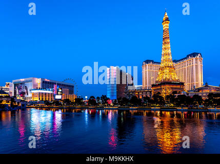 Der Brunnen Anzeige im Bellagio gegenüber der Eiffel Tower Restaurant, Las Vegas, Navarda, USA suchen Stockfoto