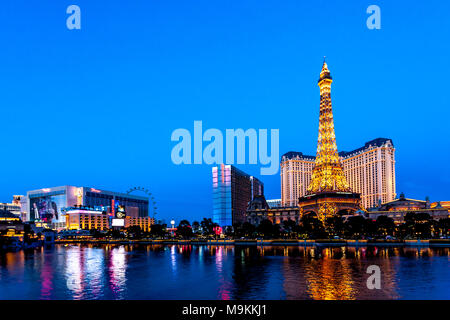 Der Brunnen Anzeige im Bellagio gegenüber der Eiffel Tower Restaurant, Las Vegas, Navarda, USA suchen Stockfoto