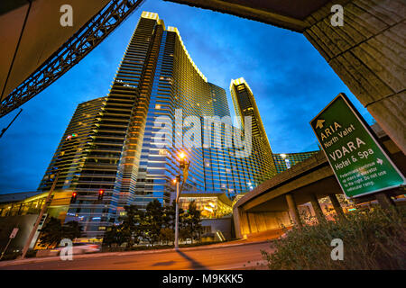 Suchen auf der der Aria Resort & Casino von West Harmond Ave bei Nacht, Las Vegas, Navarda, USA. Stockfoto
