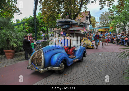 Die Parade der Europa-Park ist der größte Freizeitpark in Deutschland. ist Rost zwischen Freiburg und Straßburg, Frankreich. Stockfoto
