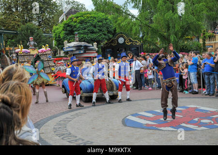 Die Parade der Europa-Park ist der größte Freizeitpark in Deutschland. ist Rost zwischen Freiburg und Straßburg, Frankreich. Stockfoto