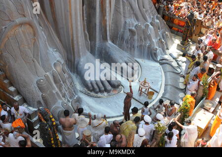 Jain devotees am Fuße von gomateshvara bahubali Statue, Shravanbelagola, Hassan, Karnataka, Indien Stockfoto