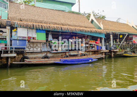 BANGKOK, THAILAND - 09 Februar, 2018: Im freien Blick auf schwimmenden Markt o Lokale Leute verkaufen auf dem Holzboot. Damnoen Saduak ist die beliebteste schwimmenden Markt in Thailand Stockfoto