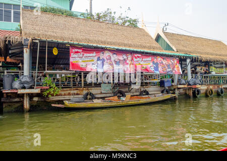 BANGKOK, THAILAND - 09 Februar, 2018: Im freien Blick auf schwimmenden Markt o Lokale Leute verkaufen auf dem Holzboot. Damnoen Saduak ist die beliebteste schwimmenden Markt in Thailand Stockfoto