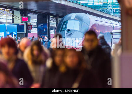 Moderne Italo high-speed Personenzug steht auf dem Bahnhof Roma Termini Bahnhof Plattform. Italien. Stockfoto