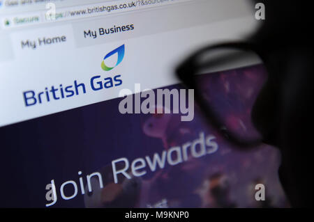 Eine Person sieht sich die British Gas Website auf einem Computer Stockfoto