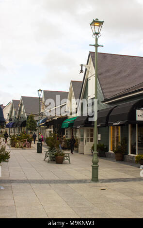 16. März 2018 Kildare Village Shopping Outlet Irland. Käufer stehenden Geschäfte auf der Suche nach Schnäppchen in diesem luxuriösen Retail Park Stockfoto