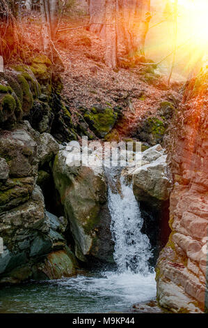 Wasserfall im Fluss doi Berg Stockfoto