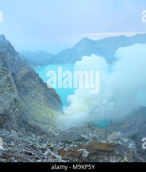 Kawah Ijen Krater ist der berühmte Touristenattraktion in Indonesien. Der See ist als größte stark sauer Kratersee in der Welt anerkannt Stockfoto