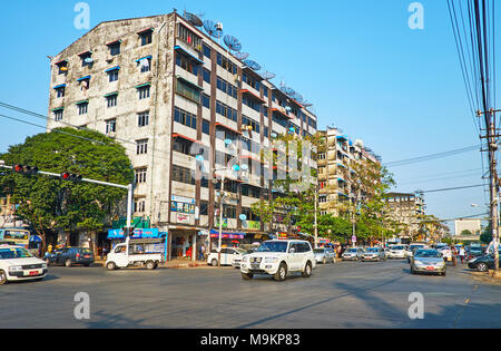 YANGON, MYANMAR - Februar 14, 2018: Spaziergang entlang Anorata Road in Chinatown (Tayoke Tan), dieser Bereich ist immer beschäftigt, mit harten Verkehr, am 14. Februar in Stockfoto