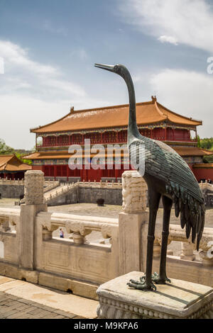 Eine bronze Kran mit Blick auf einen Innenhof in der Verbotenen Stadt. Der Kran ist einen chinesischen Symbol der Langlebigkeit. Die Verbotene Stadt, Beijing, China Stockfoto