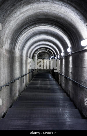 Gewölbt, dunklen Tunnel mit Lampen beleuchtet Stockfoto
