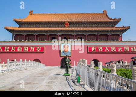 Ein Soldat steht Wache am Tor des Himmlischen Friedens, dem Tiananmen-Platz, Peking, China Stockfoto
