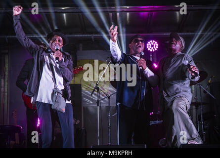 **** Datei Fotos ** die reale Sache star EDDY AMOO gestorben ist im Alter von 73 Jahren. Sie sind für mich alles Sänger plötzlich in Australien starb Anfang dieser Woche (Beg 19 Feb 18). Amoo begann seine Karriere in den 1960er Jahren mit merseybeat Band singt, waren kurz, Manager der Beatles svengali Brian Epstein. Später wechselte er seinen Bruder Chris in die reale Sache, wer war der erste schwarze Britische Band einer in Großbritannien die Nummer eins Single 1976 zu haben. Den Song, den Sie mir sind Alles, auch die Nummer fünf ein Jahrzehnt später erreicht. Weitere Hits der Gruppe kann nicht ohne Sie, die Liebe so eine wunderbare Thi Stockfoto