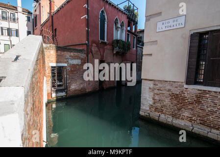 Italien, Venedig - ganz normaler Tag in Venedig, Italien mit Kanälen und Gondeln rund um die Stadt Stockfoto