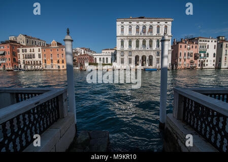 Italien, Venedig - ganz normaler Tag in Venedig, Italien mit Kanälen und Gondeln rund um die Stadt Stockfoto