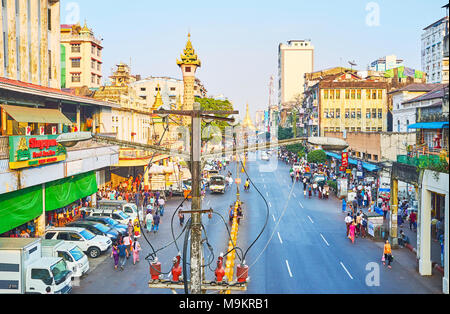 YANGON, MYANMAR - 14. Februar 2018: Der Blick auf die Gebäude des Maha Bandula Straße hinter der alten Straßenlaterne in der Mitte der Straße, am 14. Februar i Stockfoto