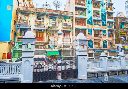 YANGON, MYANMAR - 14. FEBRUAR 2018: Die Ansicht auf Wohnviertel von Sowntown durch die Tore von persischen Mogul Schia Masjid, am 14. Februar in Y Stockfoto