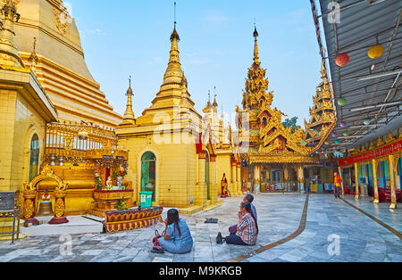 YANGON, MYANMAR - 14. FEBRUAR 2018: Die buddhistischen Gläubigen beim Gebet in der Sule Pagode, am 14. Februar in Yangon. Stockfoto